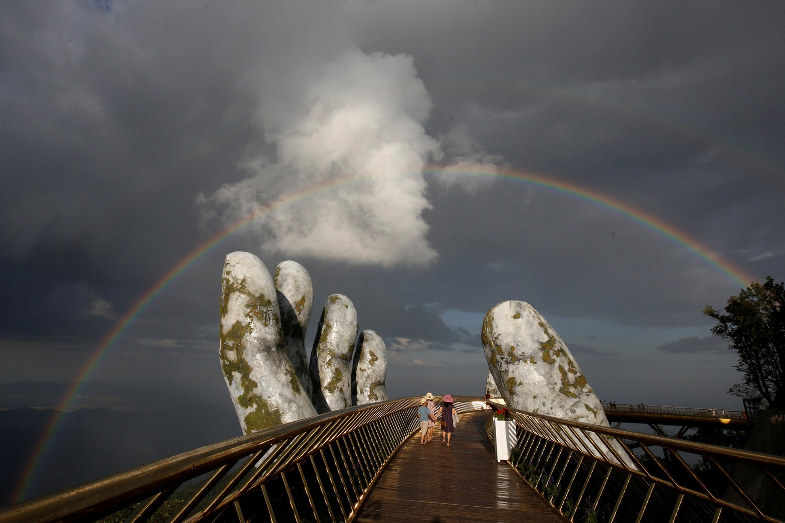 Mãos de pedra envolvem a Cau Vang, a nova ponte dourada do Vietnã - CASACOR