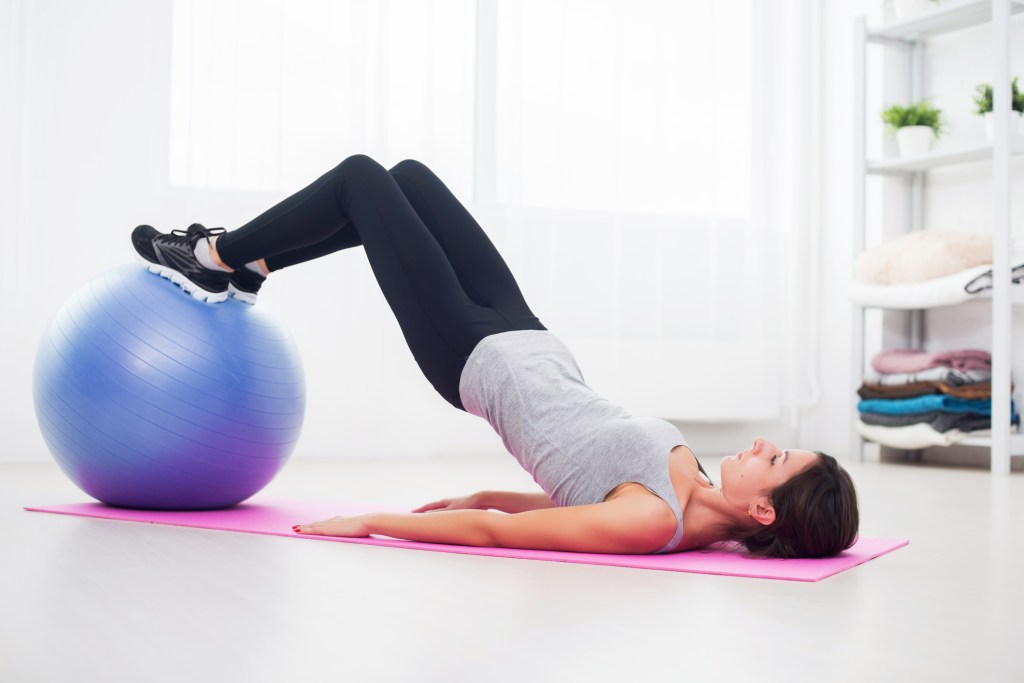 Levantamento de quadril em bola de pilates 3 melhores exercícios de pilates para glúteos
