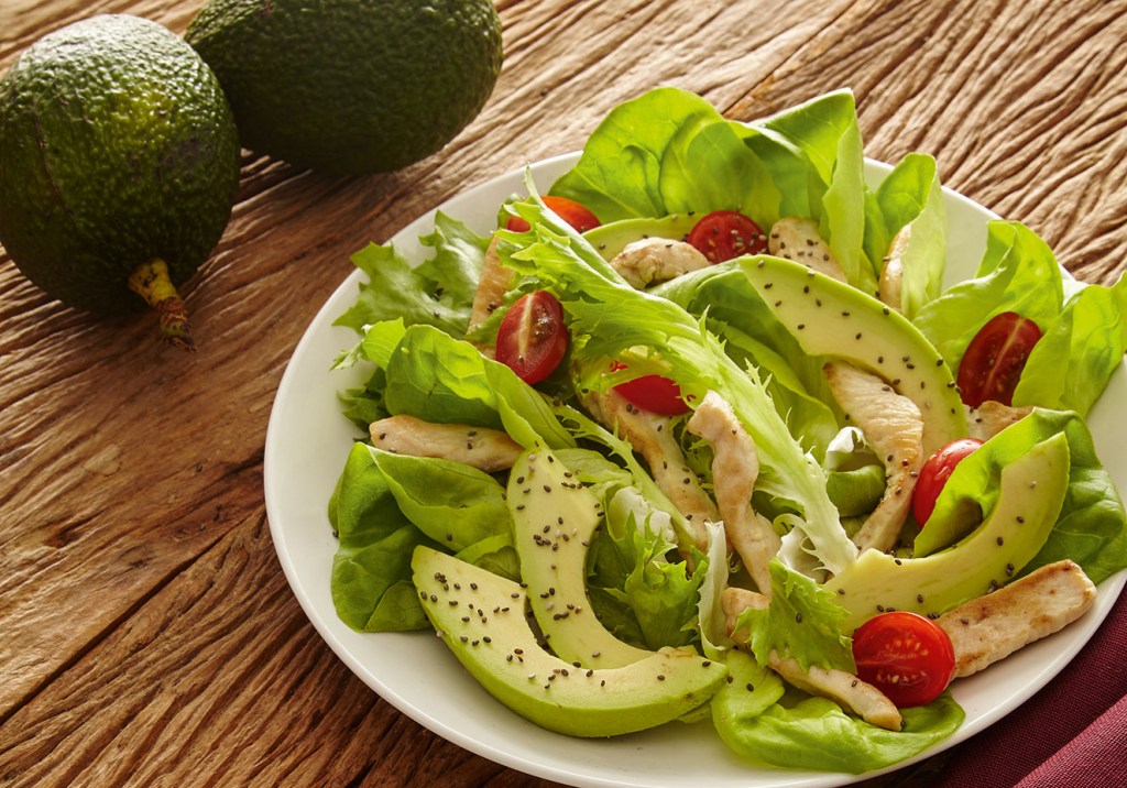 Salada de frango com abacate