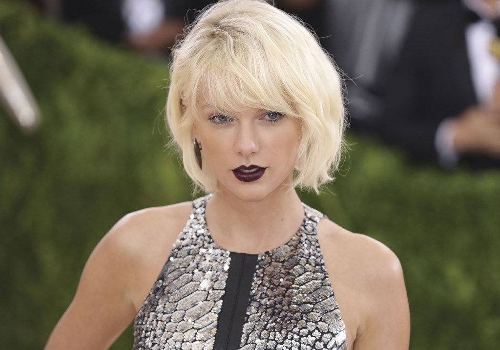 Getty Images Como as famosas combinam o tom de pele com o batom escuro