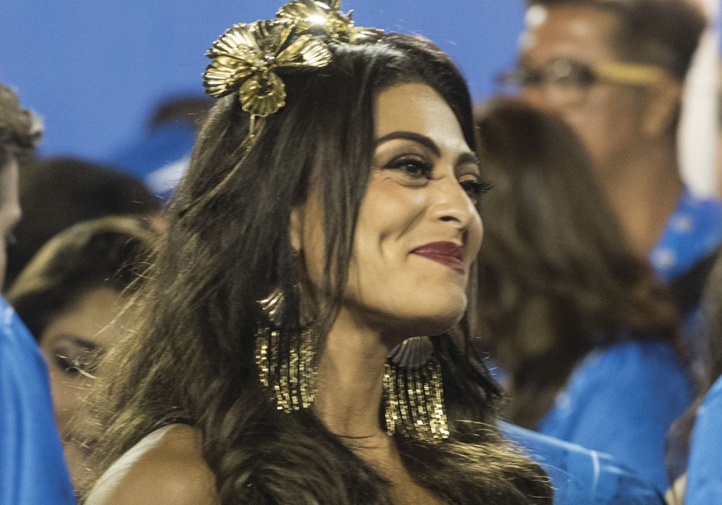 Getty Images Como as famosas combinam o tom de pele com o batom escuro