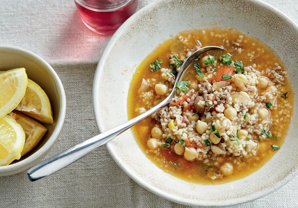 10 receitas de sopas proteicas que ajudam a ganhar massa muscular