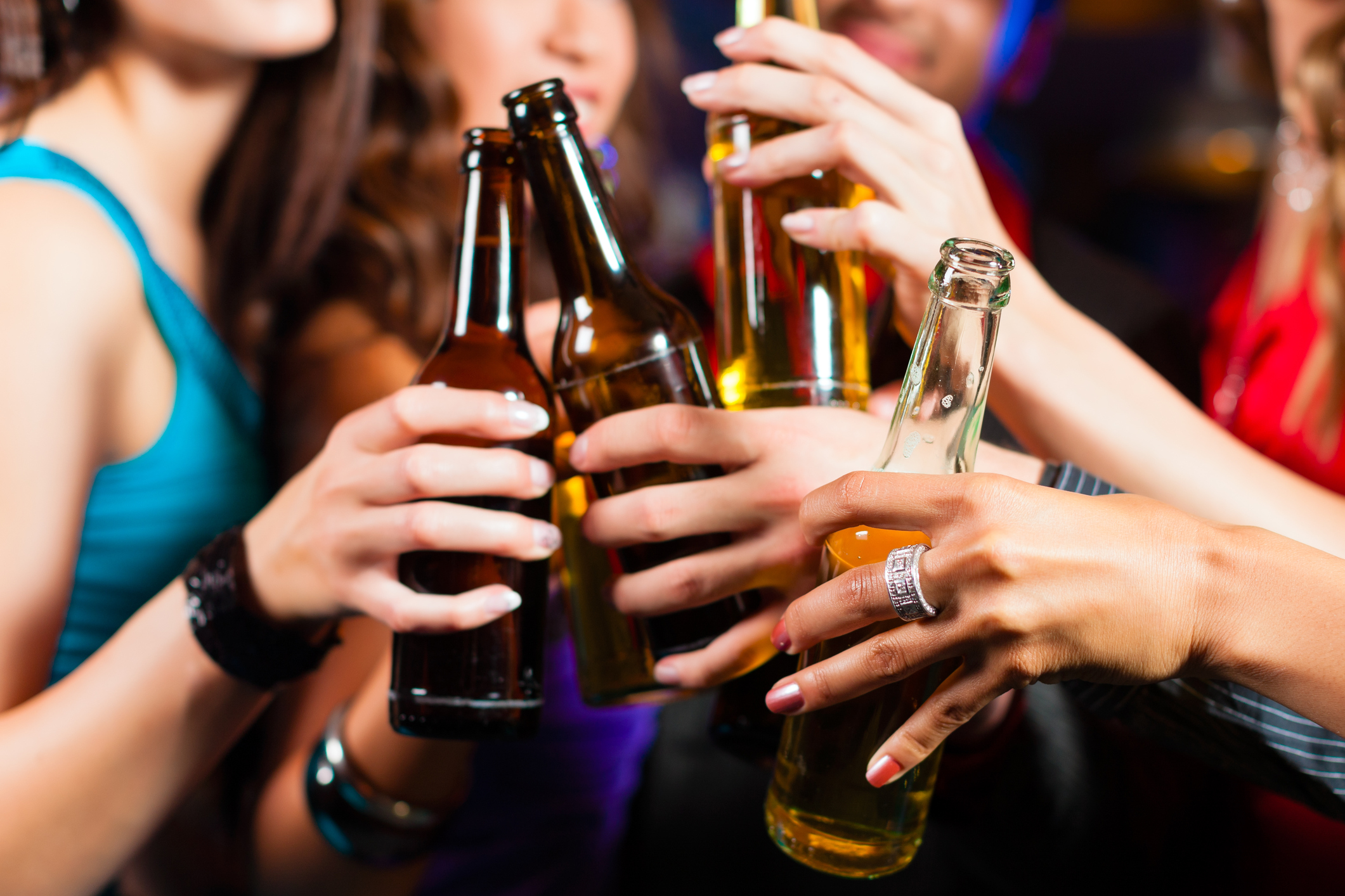 amigas-garrafa-cerveja
