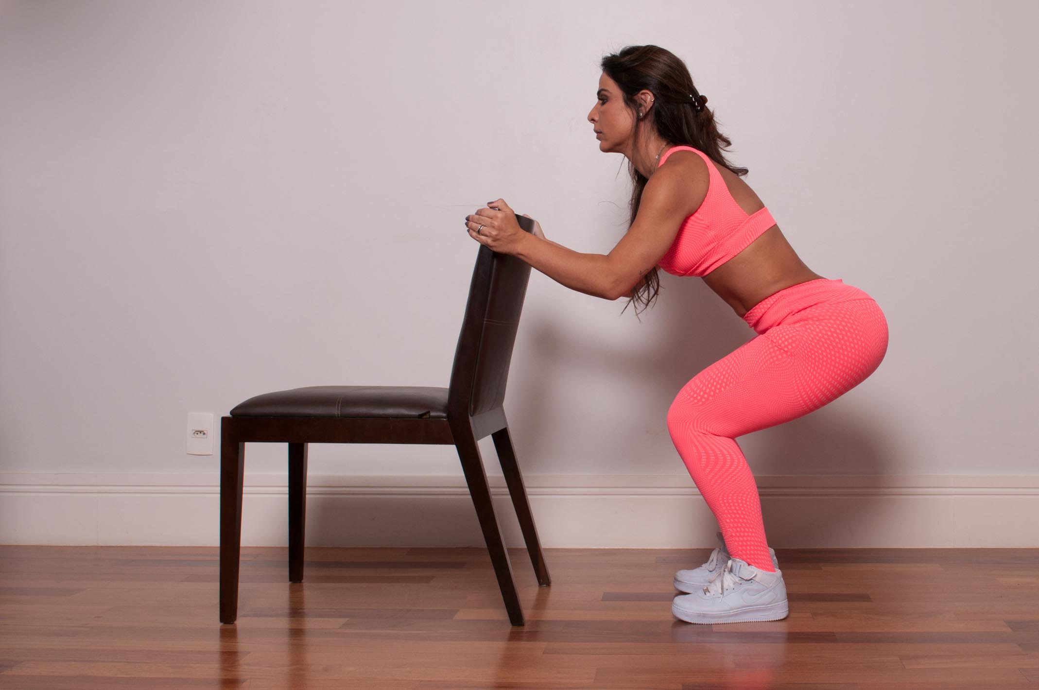 5 exerc&iacute;cios para fazer na sala de casa e definir pernas e bumbum