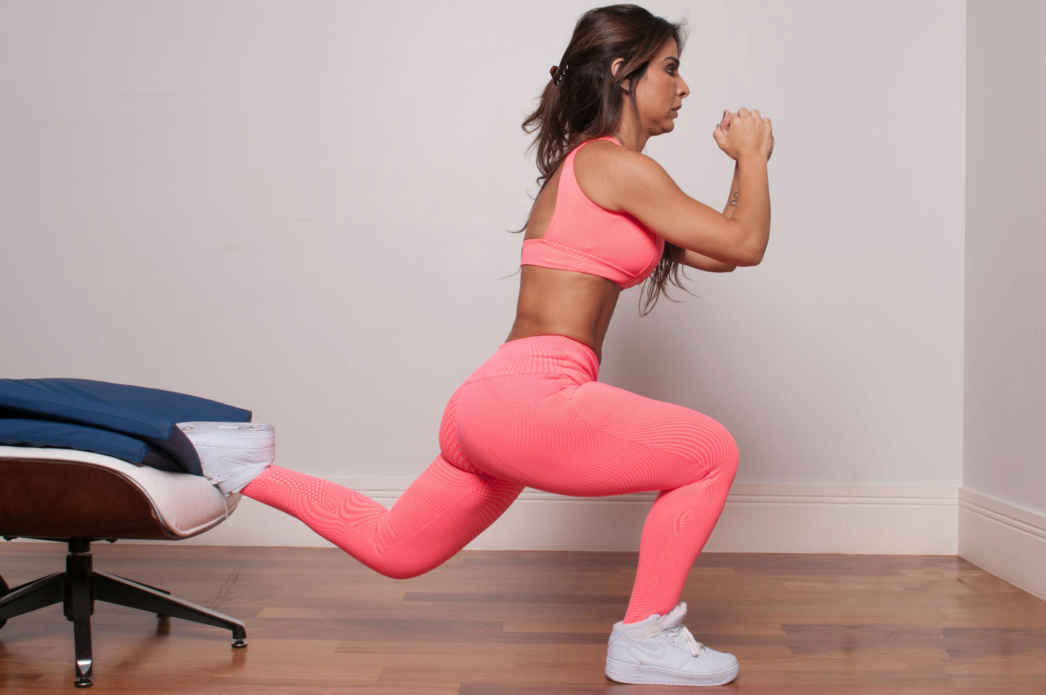 5 exerc&iacute;cios para fazer na sala de casa e definir pernas e bumbum