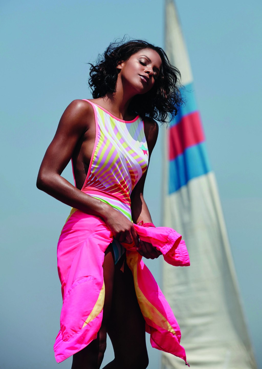 moda-praia-esportiva Os maiôs e biquínis da temporada têm cara esportiva