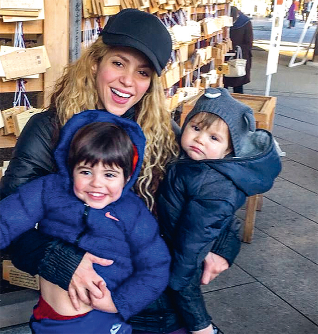 A cantora Shakira posa ao lado dos filhos Milan e Sasha.