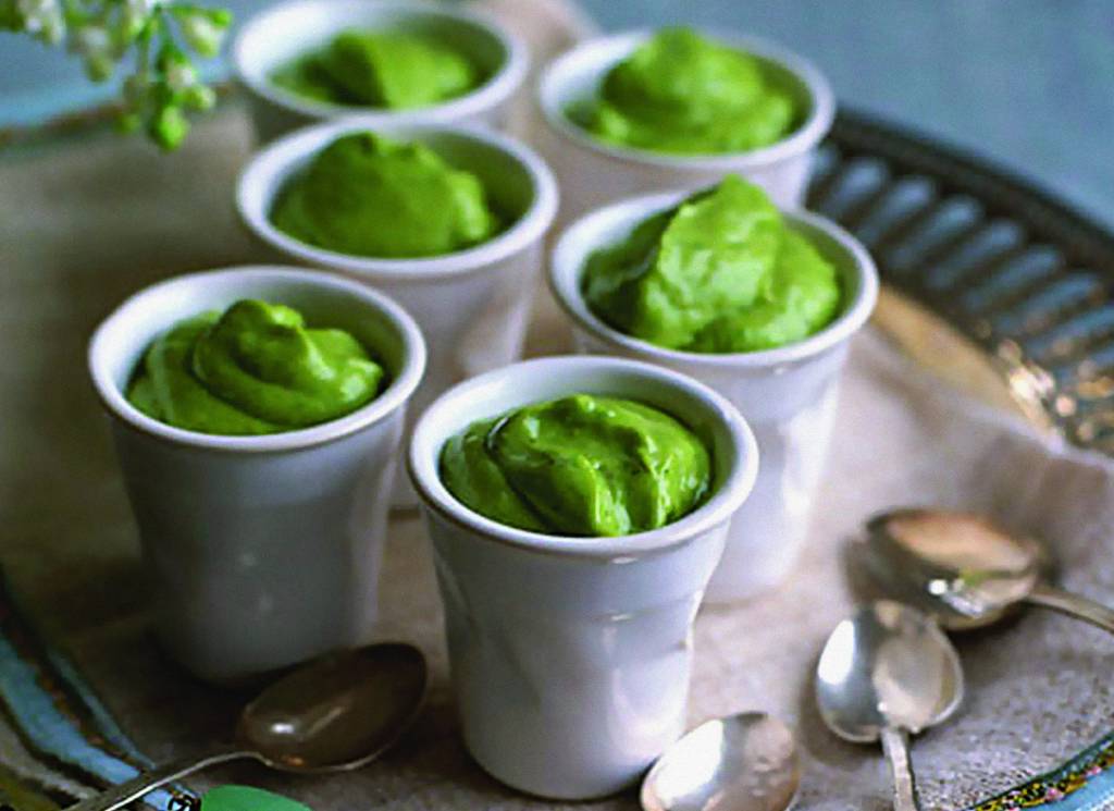 Sorvete de abacate e menta para um lanche que aumenta a saciedade