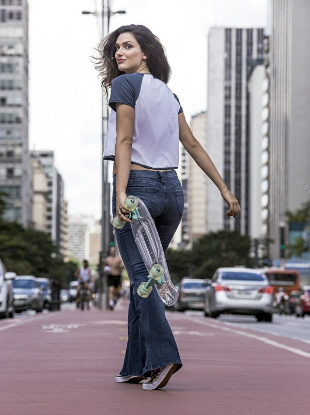 Mulher andando na Av. Paulista