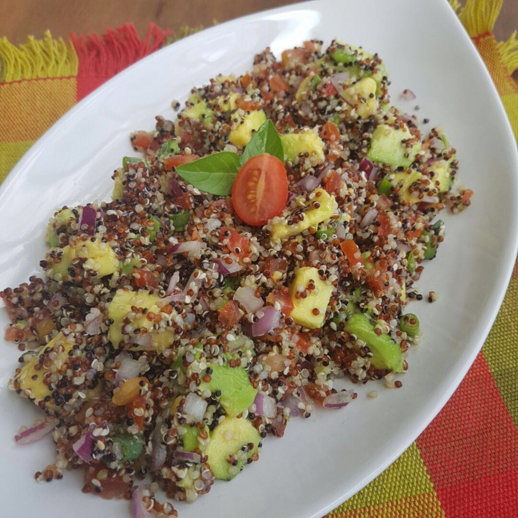 Salada de quinua com abacate