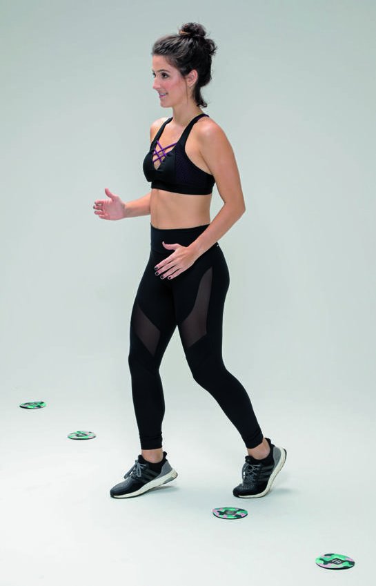 Exercícios fitness deslocamento zigue-zague lateralmente
