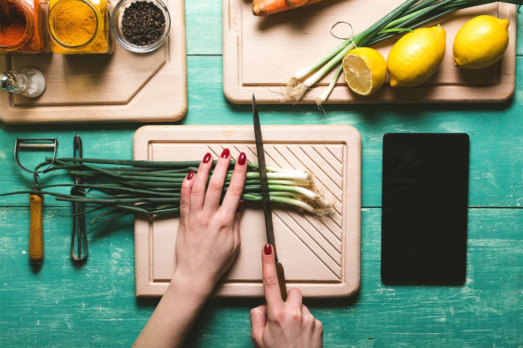 mulher-cozinhando-alimentacao-saudavel Como economizar tempo na hora de cozinhar