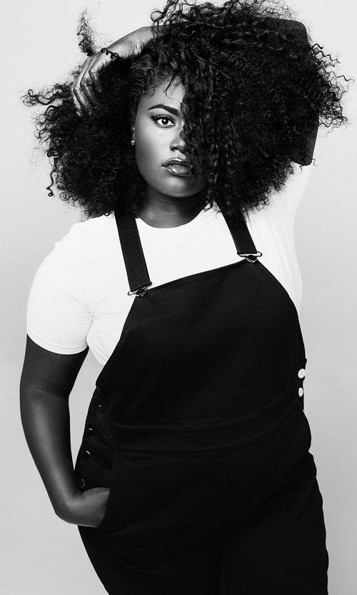 Atriz de OITNB lança coleção plus-size com entrega no Brasil