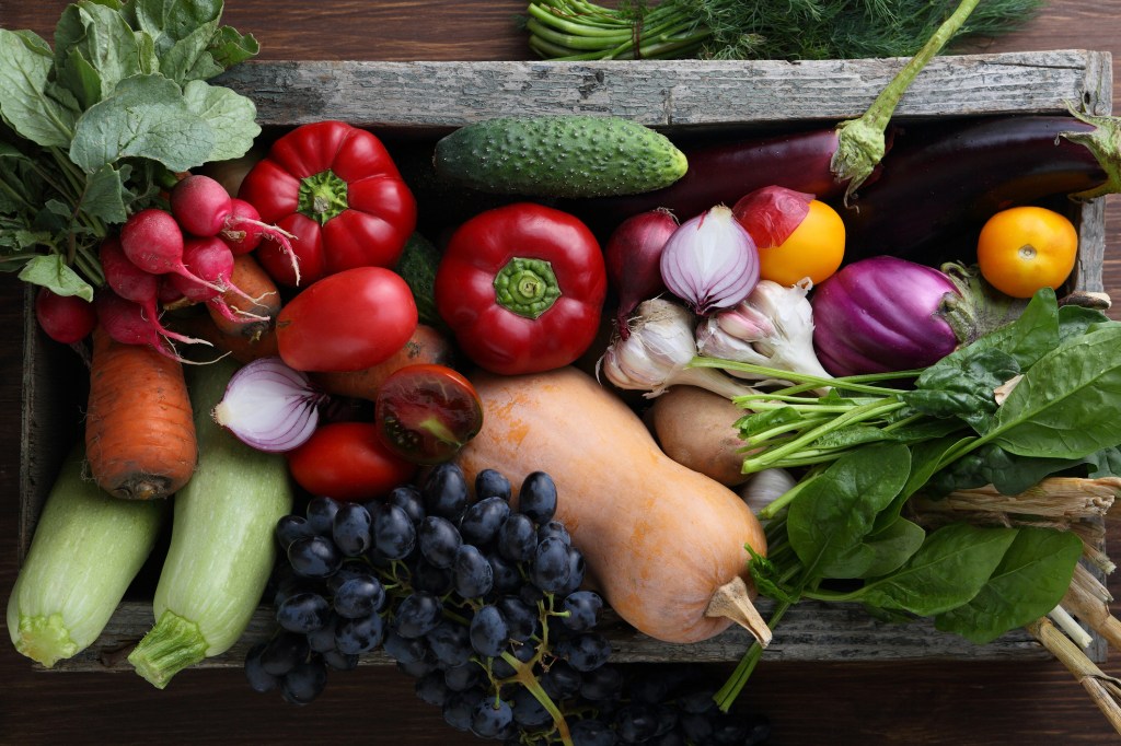 Caixa com frutas e legumes