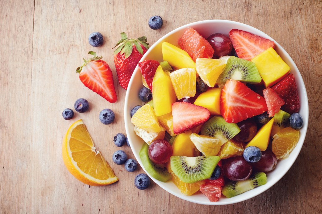 Salada de fruta O que fazer a cada hora para perder peso (de maneira saudável) o dia todo