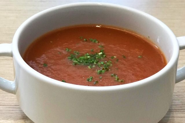 Sopa de tomate com manjericão