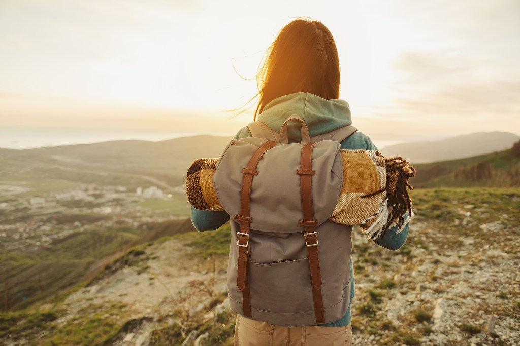 mulher-viagem-mochila Mulher com mochila em viagem