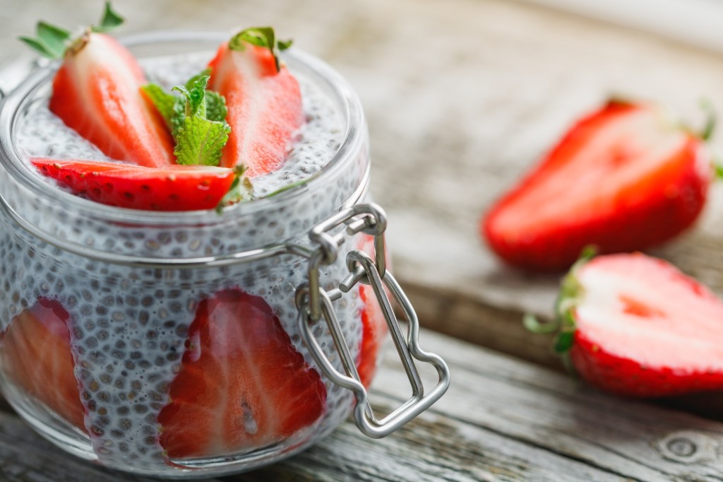 iogurte-chia-morango Imunidade e alimentação: nutricionista responde dúvidas