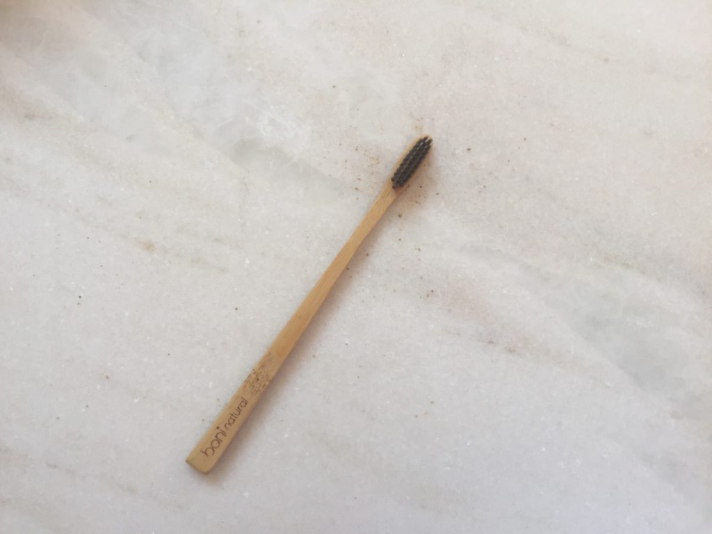 Escova de dente de bambu, Boni Natural Plastic Free July: dicas para consumir menos plástico na rotina de beleza
