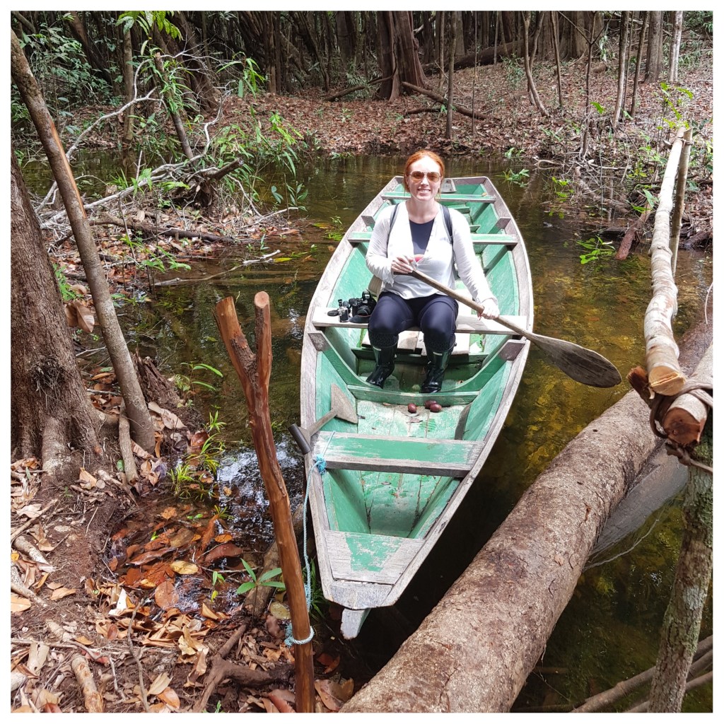 Cacá Filippini andando de canoa em um rio no Amazonas