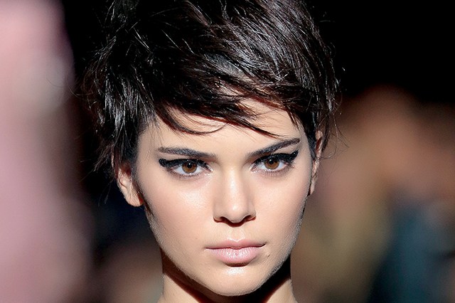 Kendall Jenner Cabelo das famosas: cortes e cores que são tendência neste inverno