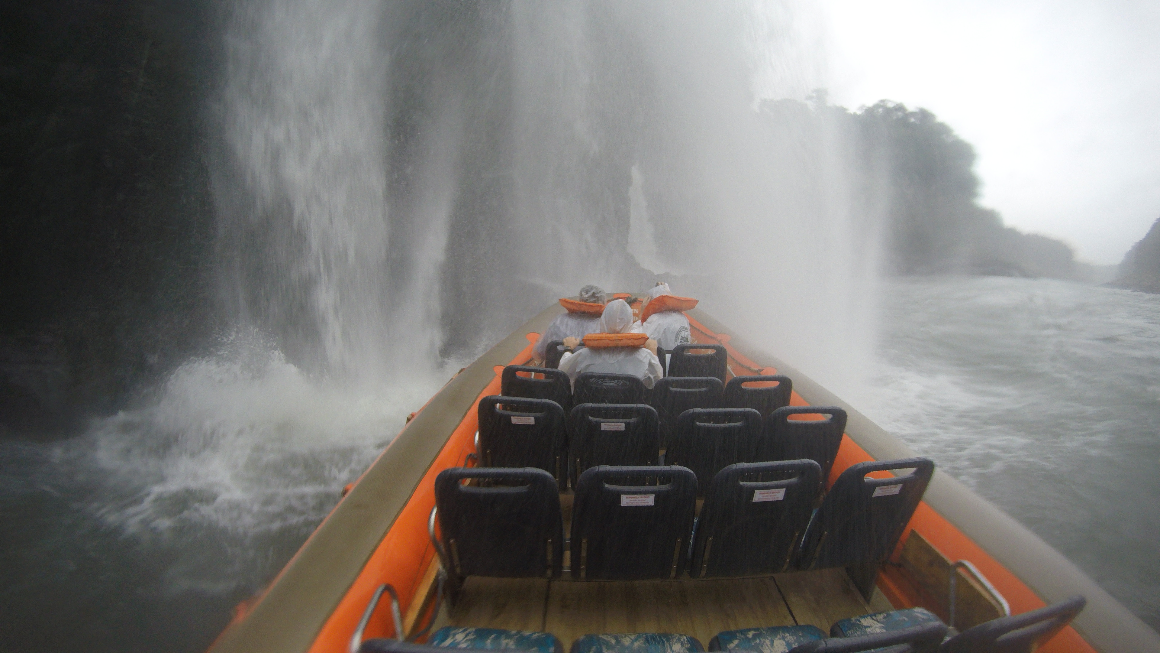 Cacá Filippini nas Cataratas do Iguaçu para coluna Escapes