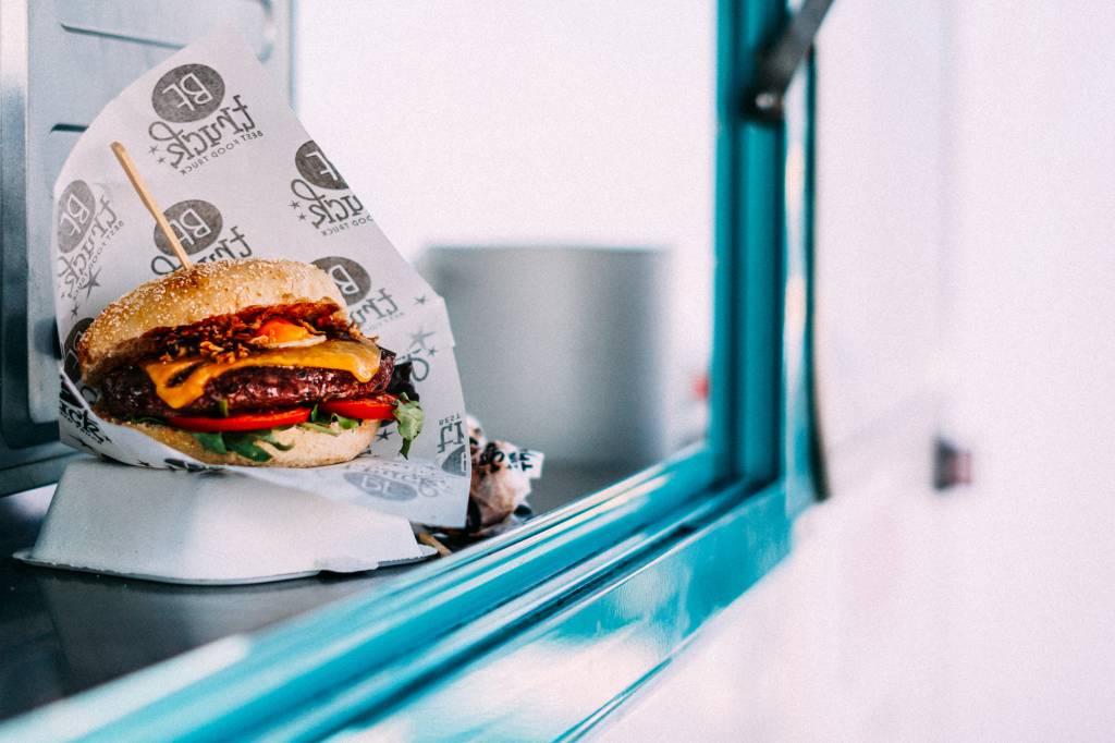 Deixar de comer fast-food pode causar crise de abstinência, indica estudo