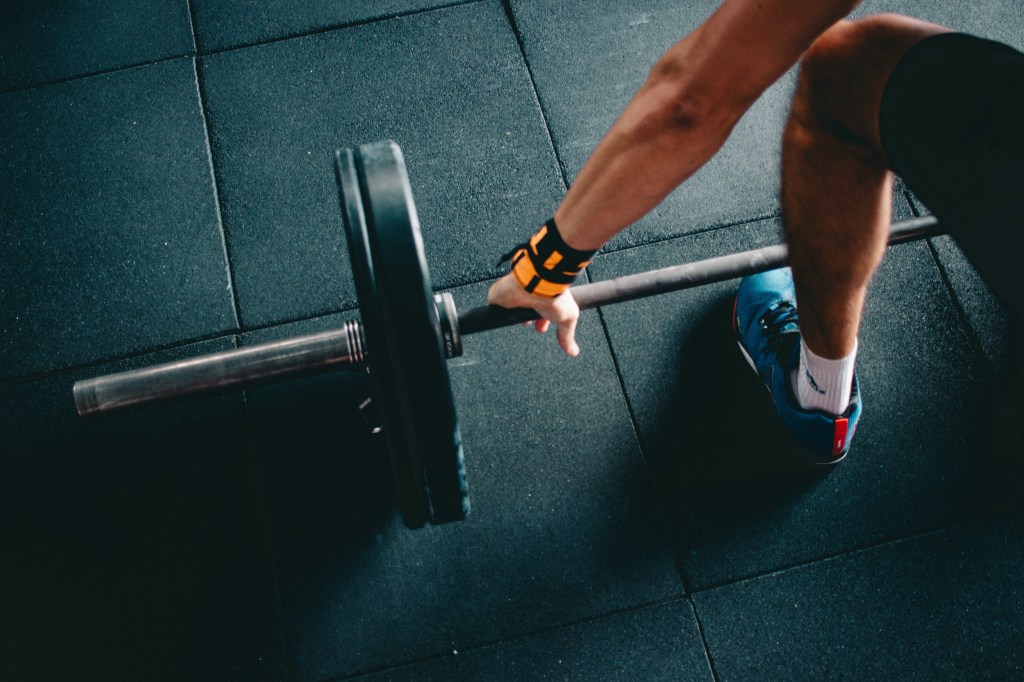 victor-freitas-hOuJYX2K5DA-unsplash 20 acessórios para você treinar em casa