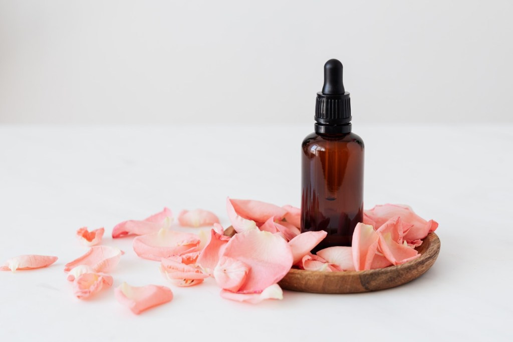 essence-bottle-put-on-wooden-plate-near-rose-petals-4041386 6 terapias alternativas que prometem melhorar a energia