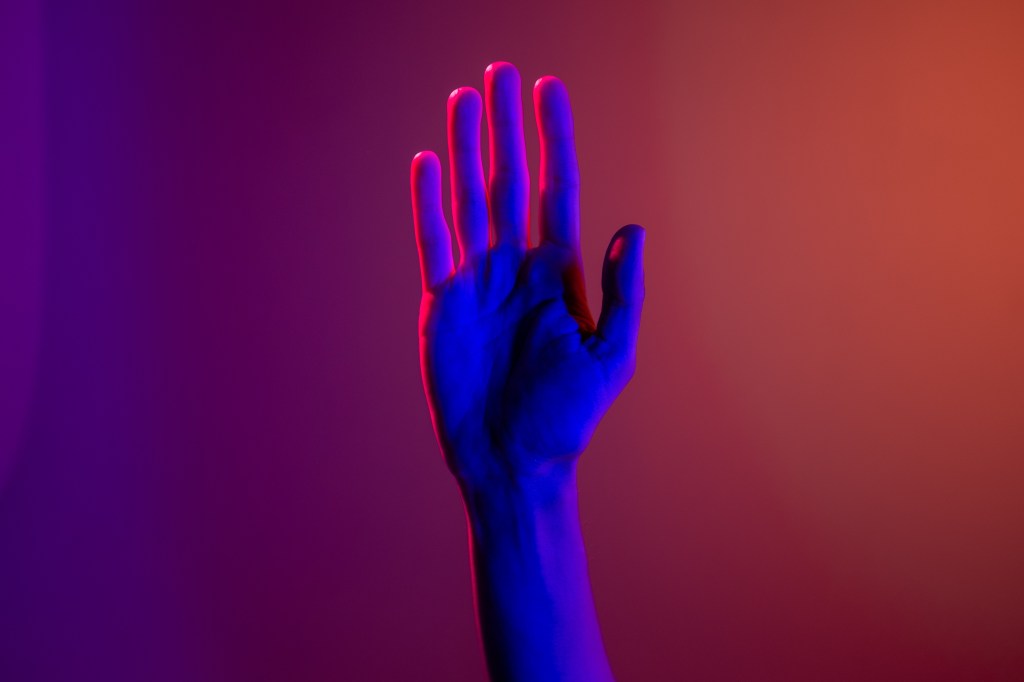 persons-left-hand-with-purple-manicure-4629634 6 terapias alternativas que prometem melhorar a energia