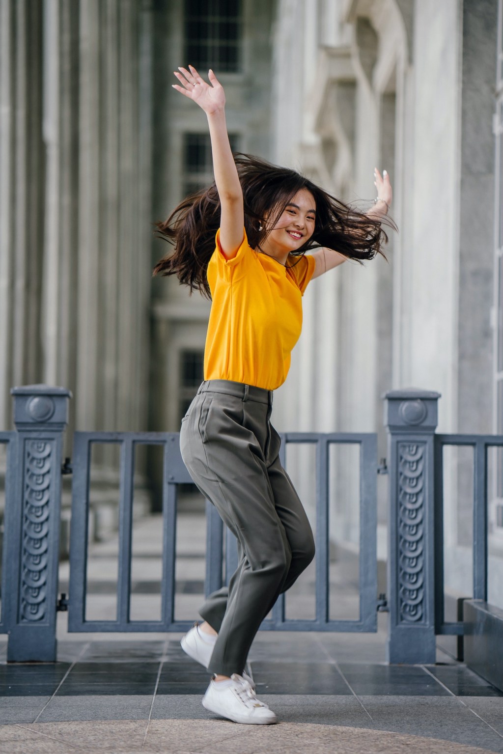 photo-of-smiling-woman-in-yellow-t-shirt-and-grey-pants-with-2083302 Adote estes 10 hábitos (simples!) para ter mais energia durante o dia