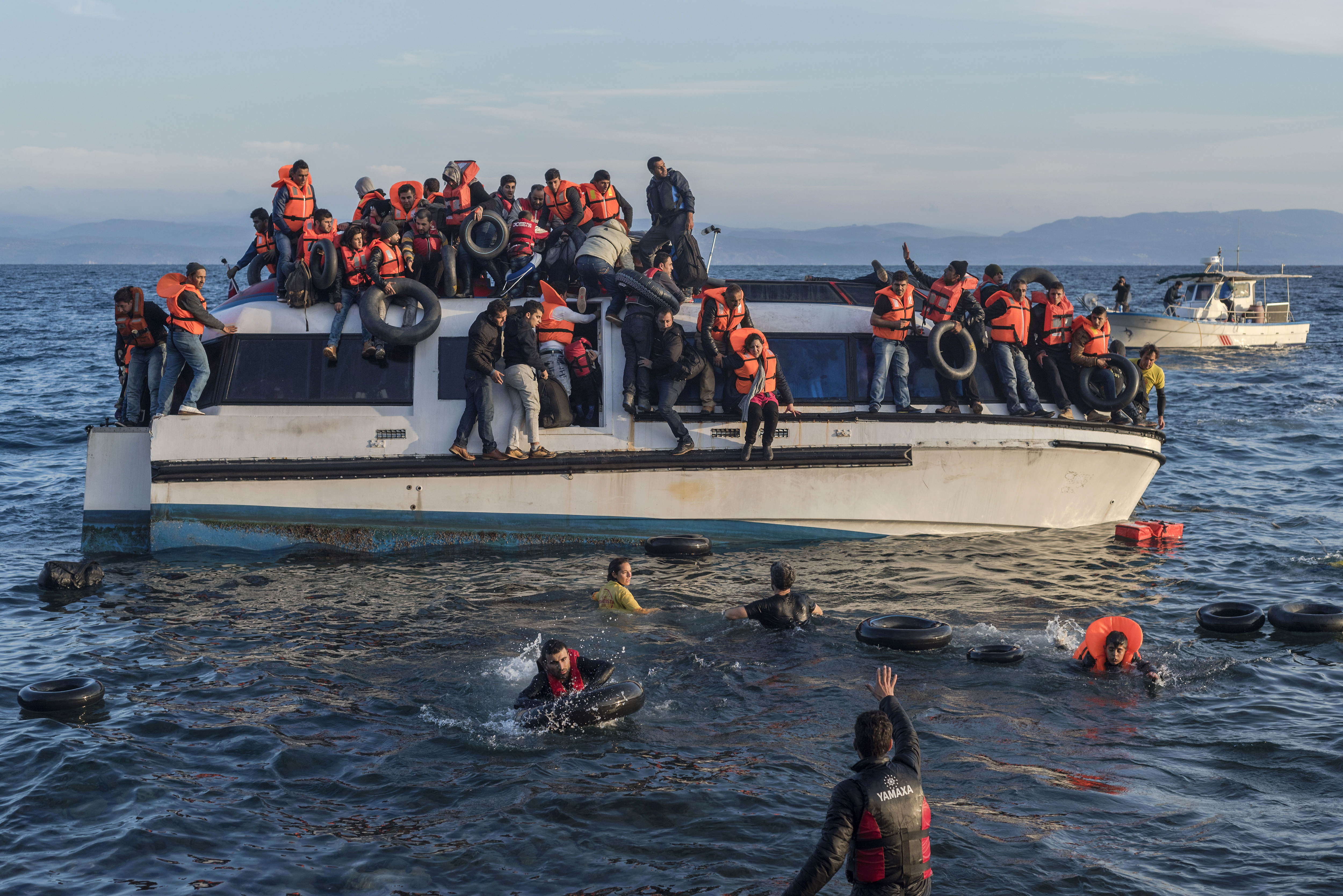 Refugiados sírios e iraquianos em tentativa de entrar na Grécia através do oceano