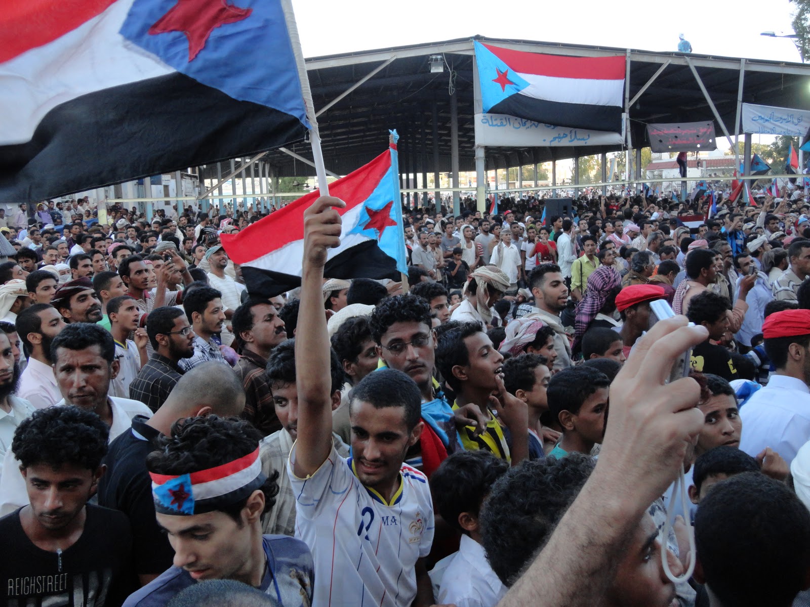 Pessoas protestando em Áden, no Iêmen, durante a Primavera Árabe, em 2011