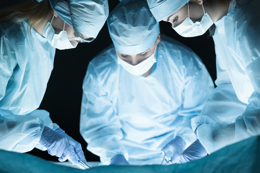 Médicos fazendo cirurgia