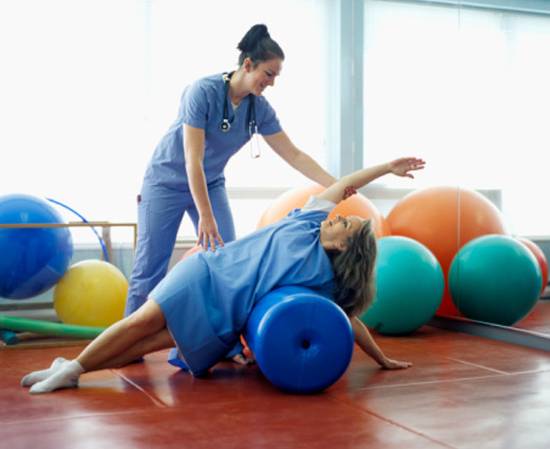7. Fisioterapeuta - É o profissional que domina as técnicas usadas no tratamento e na prevenção de doenças e lesões.