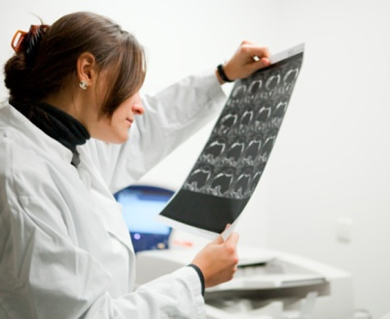 3. Radiologista - É o tecnólogo que opera equipamentos de diagnóstico por imagem que produzem radiografias convencionais ou digitais, empregados tanto na área médica quanto na industrial e de engenharia.
