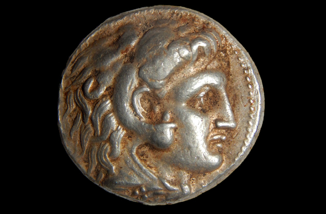 Em um dos lados da moeda está a face de Alexandre, o Grande (foto: divulgação/Israel Antiquities Authority)