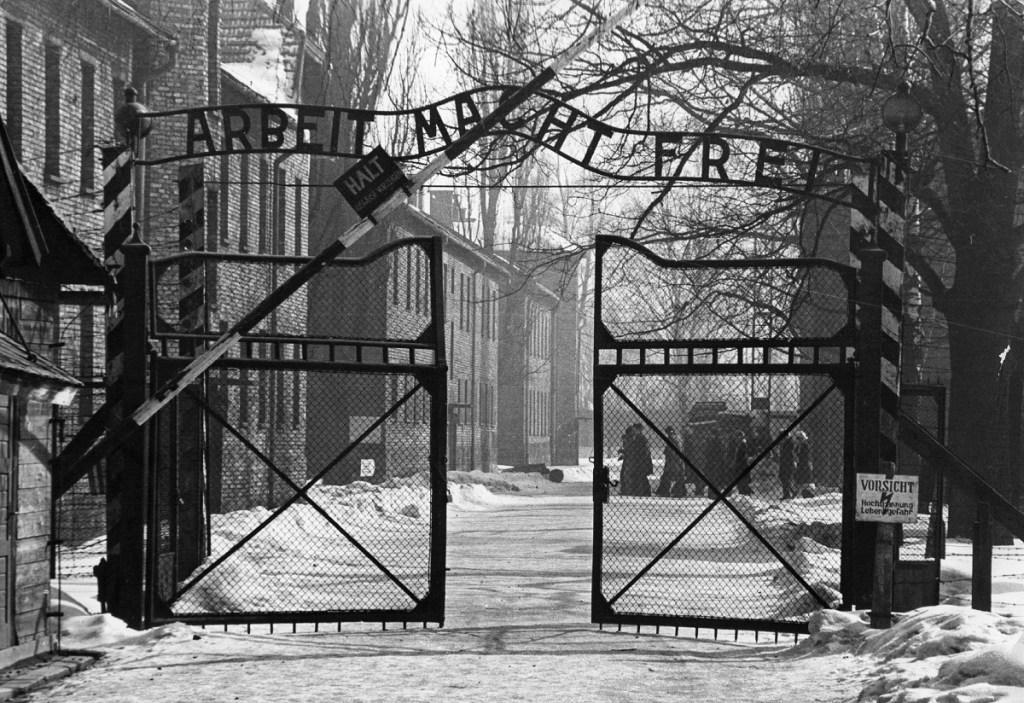 Os portões do campo nazista em Auschwitz, na Polônia. A placa em que se lê 'Arbeit Macht Frei' pode ser traduzida como "o trabalho liberta" (Foto: Keystone/GettyImages) 