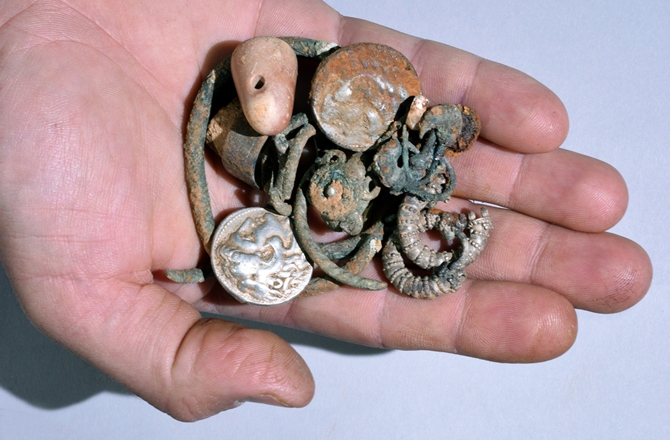 Tesouro encontrado em caverna israelense (Foto: divulgação/Israel Antiquities Authority)