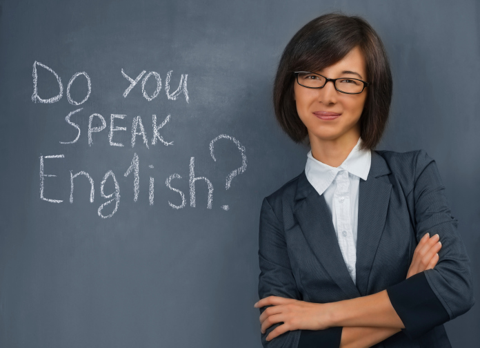 Crianças em sala de aula tendo aula de inglês