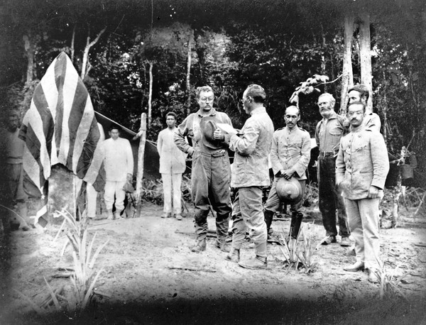 Roosevelt ao centro da imagem, conversando com Rondon durante a expedição (foto: reddit/reprodução)