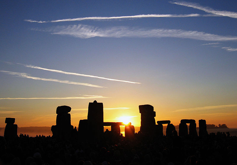O nascer do sol sobre Stonehenge na manhã do solstício de verão (Foto: Wikimedia Commons)