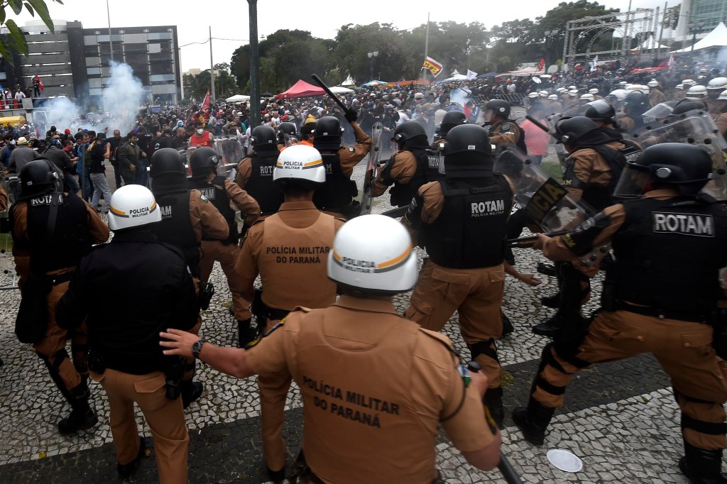 Protesto de professores em greve, por conta da reforma previdenciária para os servidores públicos da educação do estado. Houve confronto entre policiais e manifestantes. (Foto: Agência Paraná)