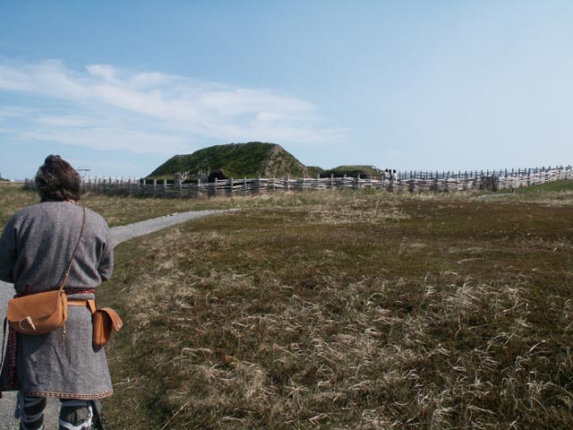 Ruínas vikings em L'Anse aux Meadows, em Newfoundland, no Canadá (Foto: Wikimedia Commons)