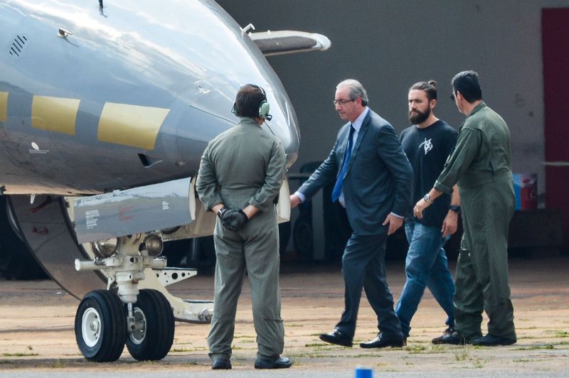 O ex-presidente da Câmara dos Deputados, Eduardo Cunha, embarca para Curitiba após ser preso pela Polícia Federal. (foto: Wilson Dias/Agência Brasil)