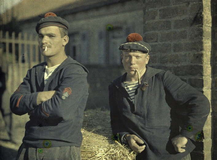 Dois fuzileiros navais, na Bélgica, em 3 de setembro de 1917. (foto: worldwaronecolorphotos.com)