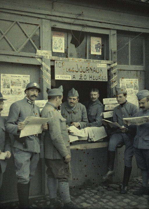 Soldados comprando jornais na França, em 6 de setembro de 1917. (foto: worldwaronecolorphotos.com)