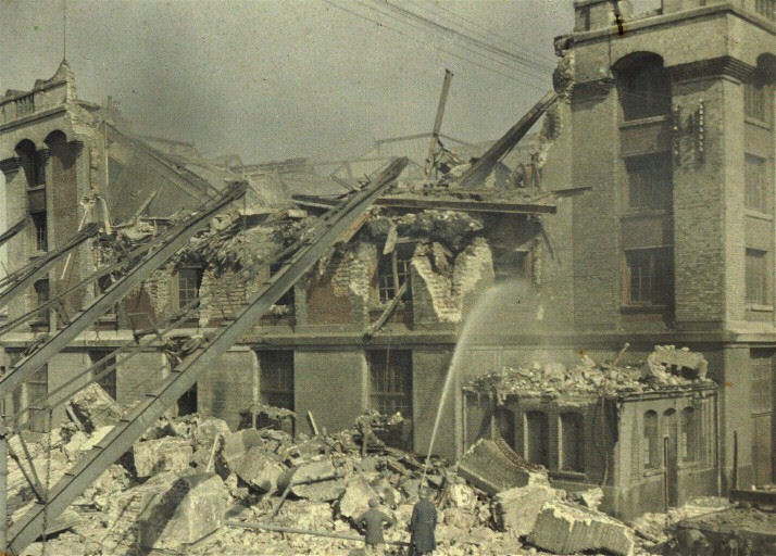 Bombeiros tentando apagar incêndio em uma casa de banhos, após bombardeio no norte da França, em 3 de setembro de 1917. (foto: worldwaronecolorphotos.com)