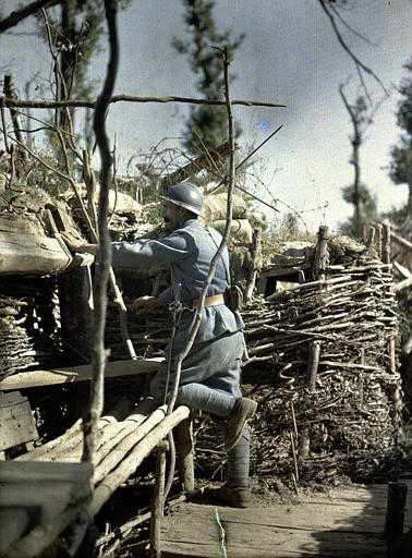 Militar francês na linha de frente das trincheiras.  Em 16 de junho de 1917. (Foto: worldwaronecolorphotos.com)
