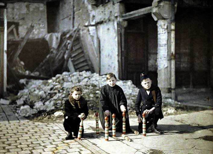 Crianças brincando em meio aos destroços. Sem data. (foto: worldwaronecolorphotos.com)